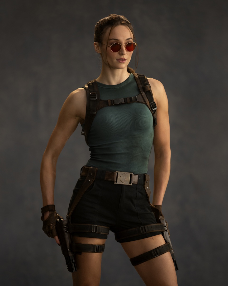Jay Maidment para Prime Video. Imagem capturada nos bastidores das filmagens de Tomb Raider.